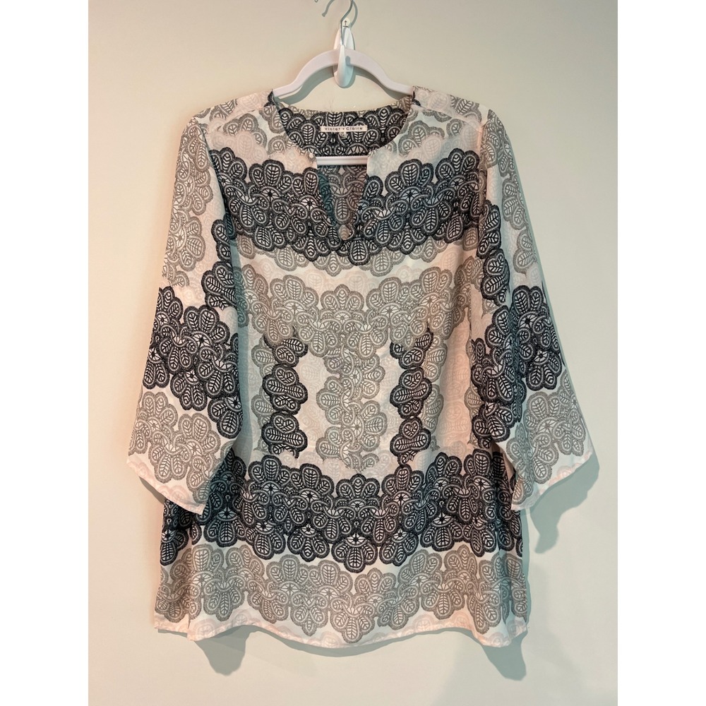 Violet + Claire Womens 1X Black White Grey Medallion Print Split V-Neck Blouse